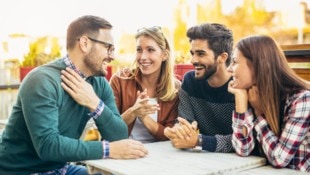 Treffen mit Freunden oder Familie fördern das emotionale Gleichgewicht.