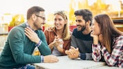 Treffen mit Freunden oder Familie fördern das emotionale Gleichgewicht.