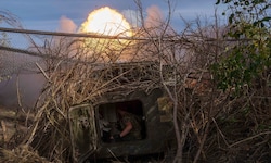 Ein ukrainischer Soldat beschießt russische Stellungen in Donezk.