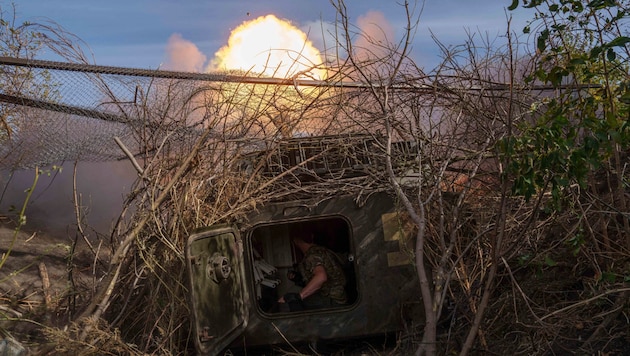 A Ukrainian soldier fires at Russian positions in Donetsk. (Bild: AP Photo/Evgeniy Maloletka)