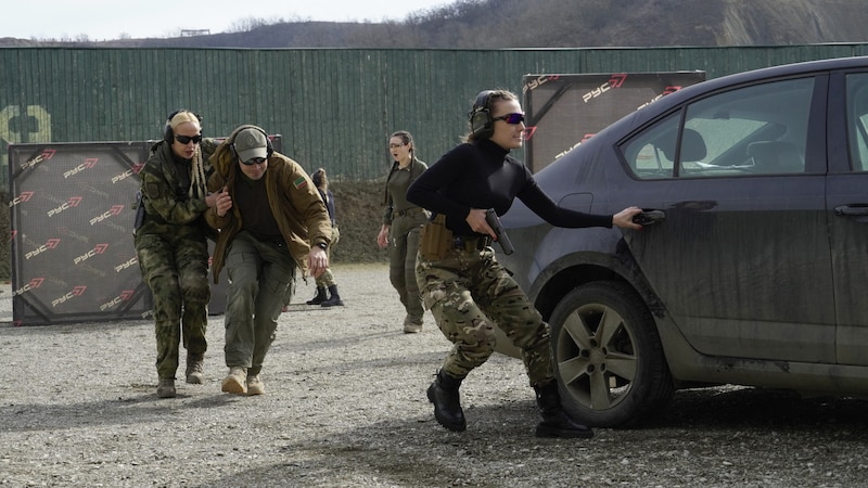 Female bodyguards train at the "Russian University of Special Forces". (Bild: AFP)