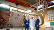 Minister Kocher, Landeshauptfrau Mikl-Leitner und Unternehmer Graf mit einem Bauteil der ...