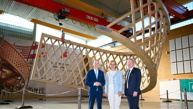 Minister Kocher, Landeshauptfrau Mikl-Leitner und Unternehmer Graf mit einem Bauteil der riesigen Skulptur.  (Bild: NLK Pfeiffer)