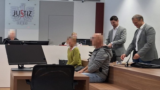 The two defendants referred the accusations to the realm of fantasy until the very end. Lawyer Martin Behal (right) immediately lodged an appeal for annulment and a full appeal against the verdict. (Bild: HS, Krone KREATIV)