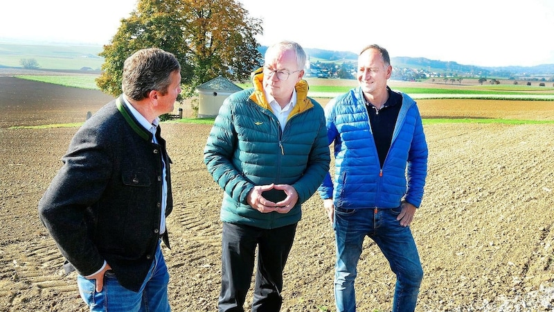 Ortschef Zuser, Pernkopf und Kommassierungsobmann Luger (von links). (Bild: Crepaz Franz/Pressefoto Franz Crepaz)