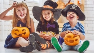 Süßes oder Saures? Vor allem bei Kindern und Jugendlichen ist Halloween sehr beliebt. (Bild: stock.adobe.com/Konstantin Yuganov - stock.adobe.com)