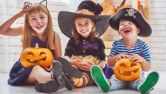 Süßes oder Saures? Vor allem bei Kindern und Jugendlichen ist Halloween sehr beliebt. (Bild: stock.adobe.com/Konstantin Yuganov - stock.adobe.com)