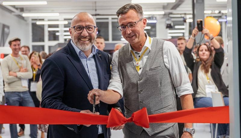 GF Andreas Kraler (li.) und Vertriebsleiter Ingo Gaiser bei der Eröffnung des Schulungszentrums in Geislingen. (Bild: Hella)