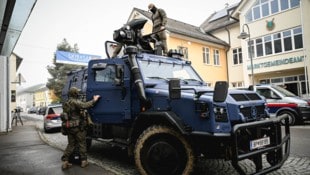 Der auffällige Panzerwagen der Cobra stand vor einem Jahr für mehrere Tage direkt vor dem ...