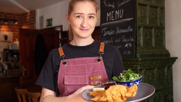 Lisa Pohn serviert im Wastlwirt das Schnitzel vom Schwein für 15,90 Euro. Das liegt unter weit dem Salzburg-Schnitt. (Bild: Tröster Andreas)