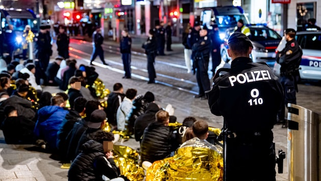 Around 200 teenagers rioted for hours on Halloween 2022 until the police were able to contain them. (Bild: Werner Kerschbaummayr/Krone KREATIV)