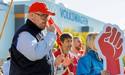 Volkswagen in der Krise: Nachdem der Betriebsrat am Montag drastische Pläne des Konzerns offen ...