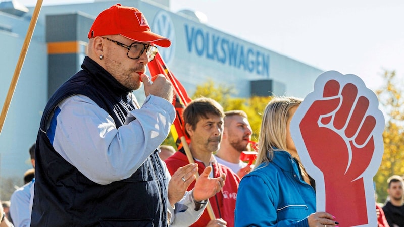 Volkswagen employees at a rally (Bild: AFP)