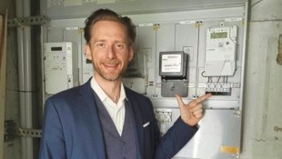 Rechtsanwalt Gottfried Forsthuber setzt sich für die „Fans“ des alten Ferraris-Zählers  (links) und gegen den Einbau des Smart-Meters (rechts) ein. (Bild: Privat)