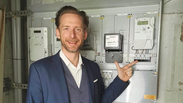 Lawyer Gottfried Forsthuber stands up for the "fans" of the old Ferraris meter (left) and against the installation of the smart meter (right). (Bild: Privat)