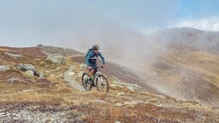 Der ehemalige Südtiroler Mountainbike-Profi Roland Stauder zeigte der „Radkrone“ seinen Stoneman Dolomiti – der auf Steigen teils durch die italienischen Karnischen Alpen führt. (Bild: Wallner Hannes)