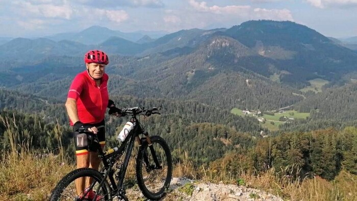 Mit 84 Jahren ist Gunnar Prokop noch regelmäßig mit dem Mountainbike unterwegs – ohne E-Antrieb: ...