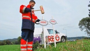 Rund 200 weiße Kreuze werden vom ARBÖ aufgestellt.