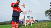 Rund 200 weiße Kreuze werden vom ARBÖ aufgestellt.