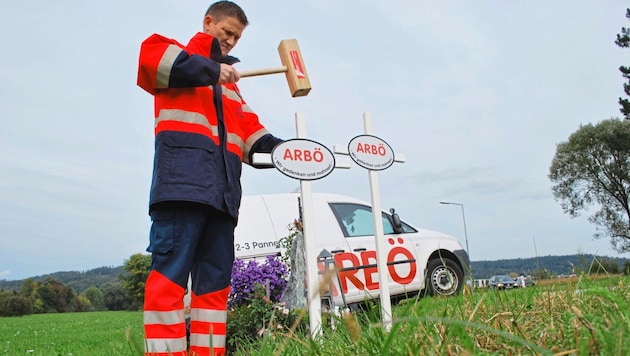 Rund 200 weiße Kreuze werden vom ARBÖ aufgestellt. (Bild: ARBÖ Kärnten)