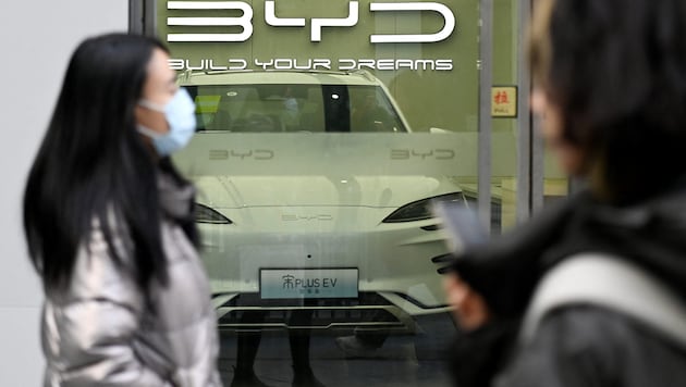 A showroom of the Chinese car manufacturer BYD in Beijing (Bild: APA/AFP/WANG Zhao)