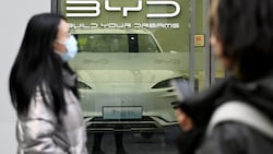 Ein Schauraum des chinesischen Autobauers BYD in Peking (Bild: APA/AFP/WANG Zhao)