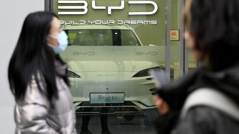 A showroom of the Chinese car manufacturer BYD in Beijing (Bild: APA/AFP/WANG Zhao)