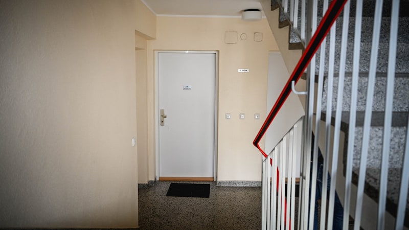 The suspected murderer was registered behind this door on the second floor. (Bild: Wenzel Markus)