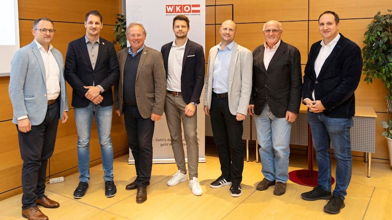 WK-Direktor Meinrad Höfferer, Hannes Schwinger (Ingenieurbüros), die Experten Christoph Aste von asteenergy, Benjamin Kuschnig (Solar Union), Robert Richter (TPA Steuerberatung), der ehemalige WK-Chef Franz Pacher & Herwig Draxler (WK). (Bild: WKK/Peter Just)