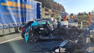 Der Pkw wurde bei dem Unfall laut Feuerwehr „regelrecht zerfetzt“. (Bild: Feuerwehr Altenmarkt)