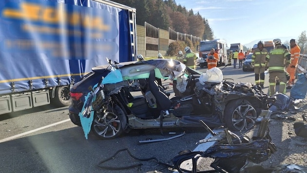 Der Pkw wurde bei dem Unfall laut Feuerwehr „regelrecht zerfetzt“. (Bild: Feuerwehr Altenmarkt)