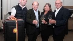 Andi Liegenfeld mit seiner Frau, Herbert Oschep (li.) und Thomas Steiner (re.). (Bild: Reinhard Judt)