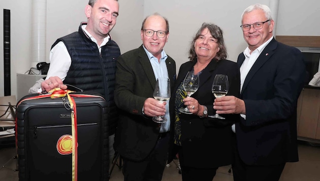 Andi Liegenfeld with his wife, Herbert Oschep (left) and Thomas Steiner (right). (Bild: Reinhard Judt)