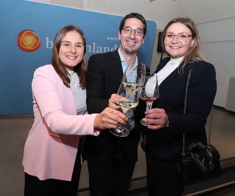 Weinkönigin Hannah Wetschka, Christian Zechmeister, Weinprinzessin Sophie Smoley gratulierten dem Jubilar. (Bild: Reinhard Judt)