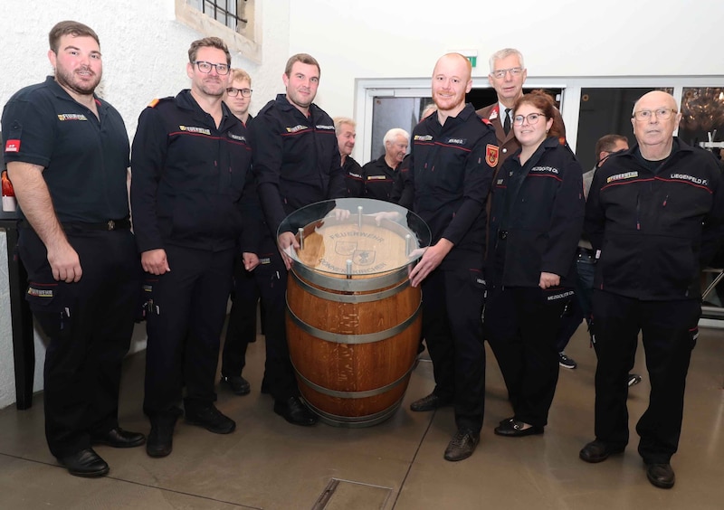 The fire department came with a wine barrel and offered their heartfelt congratulations. (Bild: Reinhard Judt)