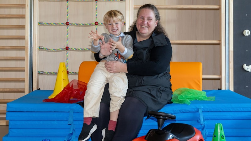 Delighted: Martina Stoiber, head of the company kindergarten, with Matteo (Bild: Camera Suspicta / Susi Berger)