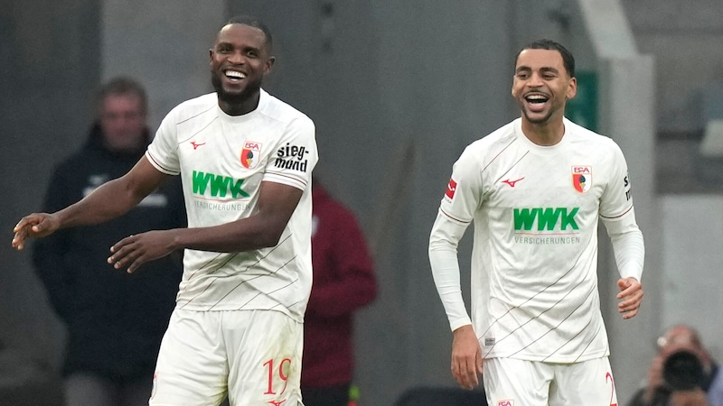 Augsburg have a good laugh. (Bild: AP)