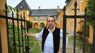 Schlossherr Kurt Georg Unzeitig vor seinem gespenstischen Schloss (Bild: Evelyn Hronek)