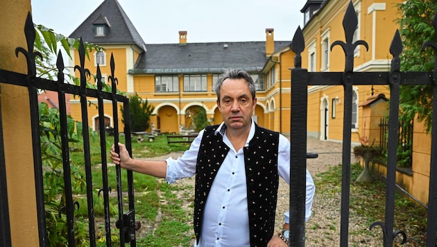 Schlossherr Kurt Georg Unzeitig vor seinem gespenstischen Schloss (Bild: Evelyn Hronek)