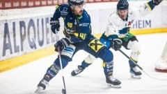 Nick Huard (li.) und die Zeller Eisbären stehen nun in der Alps Hockey League auf Platz eins. (Bild: EK Zeller Eisbären)