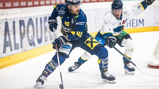 Nick Huard (li.) und die Zeller Eisbären stehen nun in der Alps Hockey League auf Platz eins. (Bild: EK Zeller Eisbären)