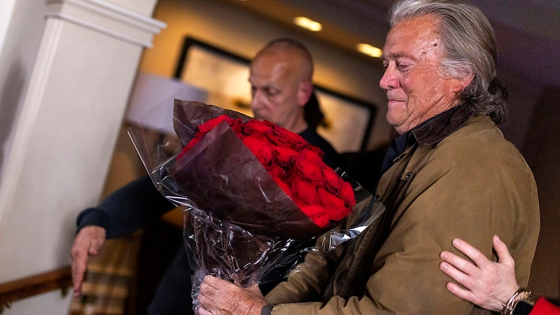 Steve Bannon freut sich über Blumen und seine wiedererlangte Freiheit. (Bild: APA/AP)