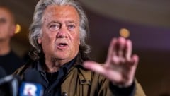 Steve Bannon betont: „Die vier Monate im Gefängnis haben mich nicht gebrochen, sondern stärker gemacht.“ (Bild: APA/AP)