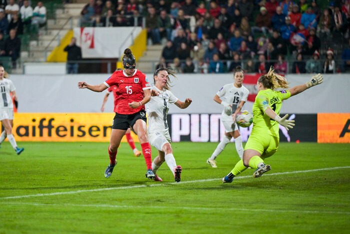 Zala Meršnik (re.) ärgerte lange die ÖFB-Damen.