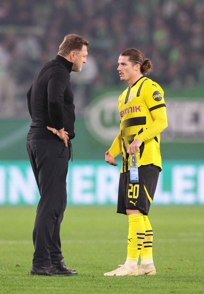 Am Dienstag musste sich Marcel Sabitzer (re.) dem VfL Wolfsburg mit Trainer Ralph Hasenhüttl (li.) geschlagen geben. Dortmund flog damit früh aus dem DFB-Pokal.