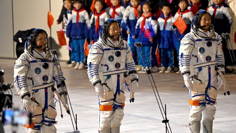 Wang Haoze, Cai Xuzhe und Song Lingdong bleiben ein halbes Jahr im All. (Bild: APA/AFP)