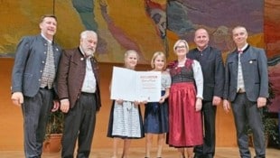 Jessica & Natalie Taferner begeisterten die Jury beim Alpenländischen Volksmusik- wettbewerb. Fachgruppenbeirat Brugger und Lehrerin Renate Altmann sind sehr stolz. (Bild: Taferner)