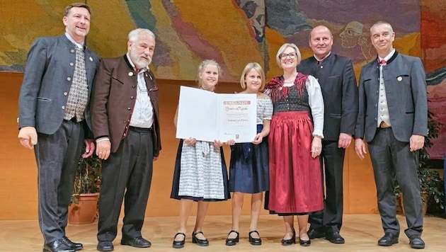 Jessica &amp; Natalie Taferner impressed the jury at the Alpine Folk Music Competition. Advisory board Brugger and teacher Renate Altmann are very proud. (Bild: Taferner)