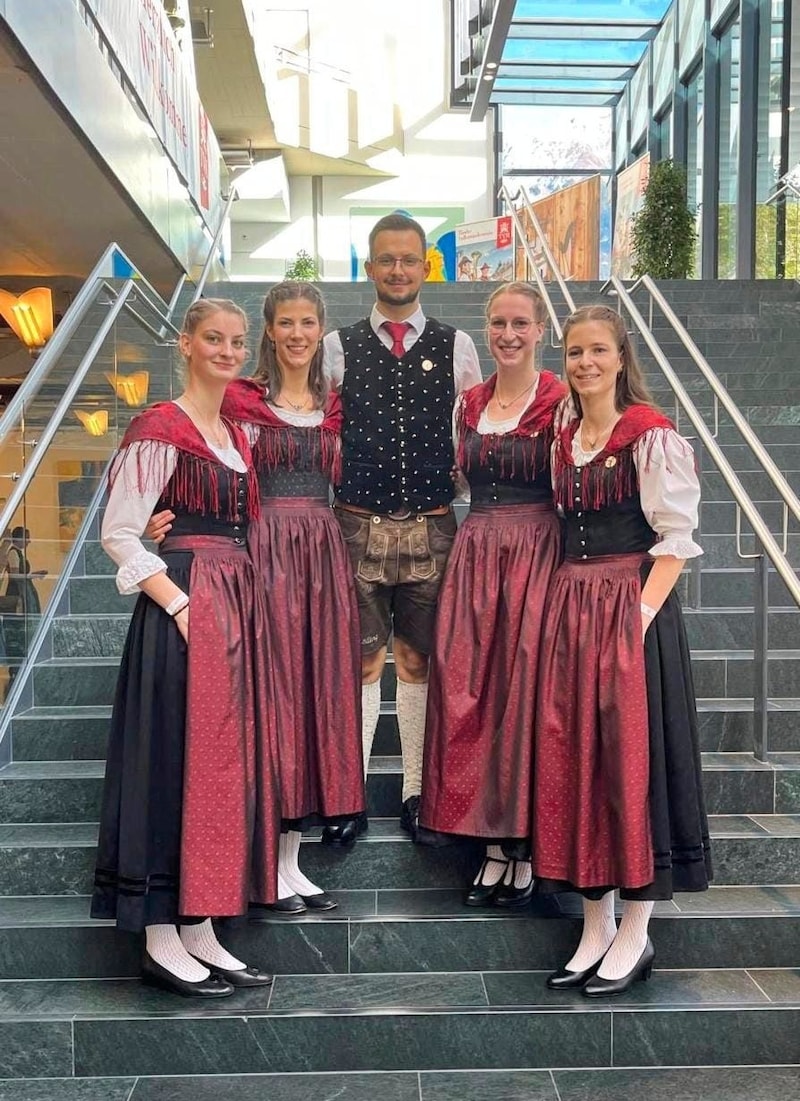 Heiftenua Musi: Domenika, Johanna, Stephanie und Elisabeth freuen sich, wie auch Ensembleleiter Matthias Pirolt, riesig. (Bild: Musikschulen des Landes)