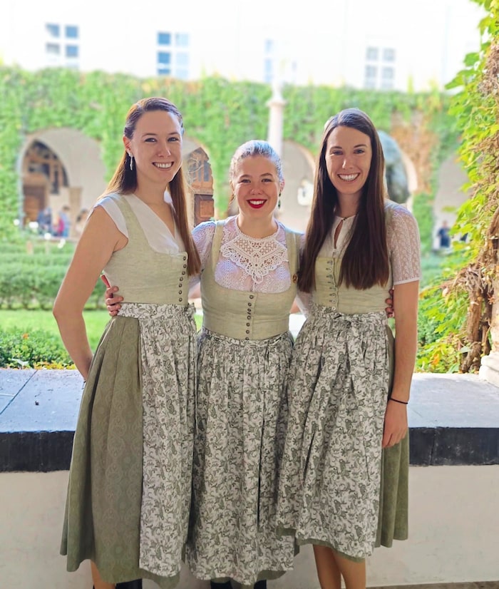 Glanschl Zwüllinge: Sophie und Sara Glanzer und Vanessa Mölschl erhielten auch noch einen 4000 Euro-Sonderpreis. 